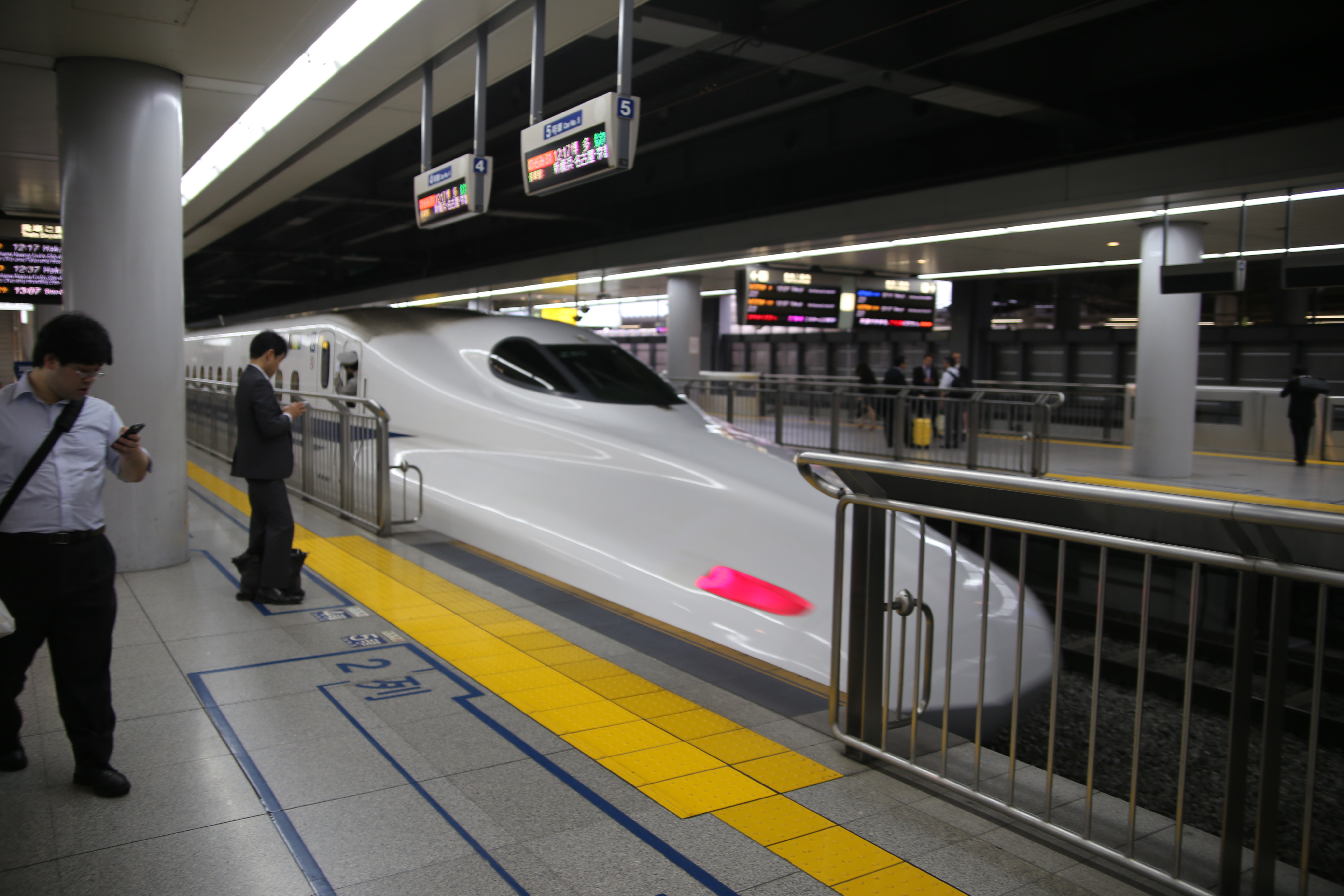 A Shinkansen N700 series train at the Tokyo platform