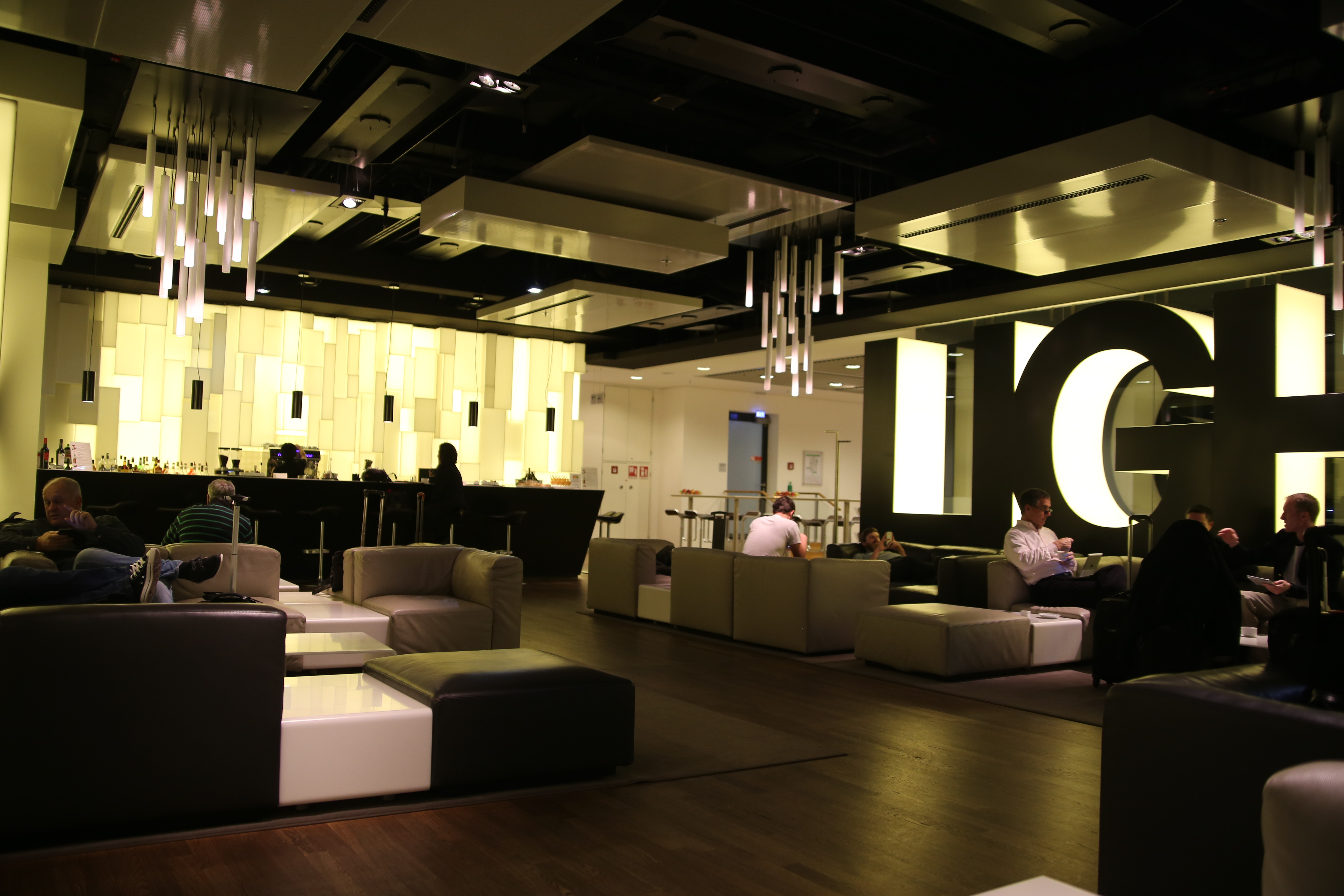 Frankfurt lounge — more seating